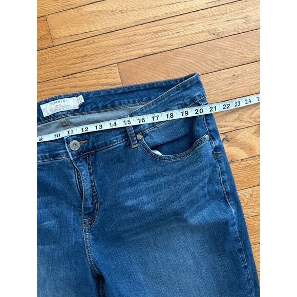 Torrid Women’s Plus Size 20 Straight Leg Jeans – Blue Denim First at Fit - Picture 3 of 5